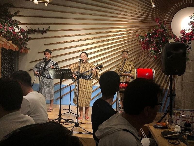 沖縄の伝統楽器 三線 による生演奏、沖縄を満喫