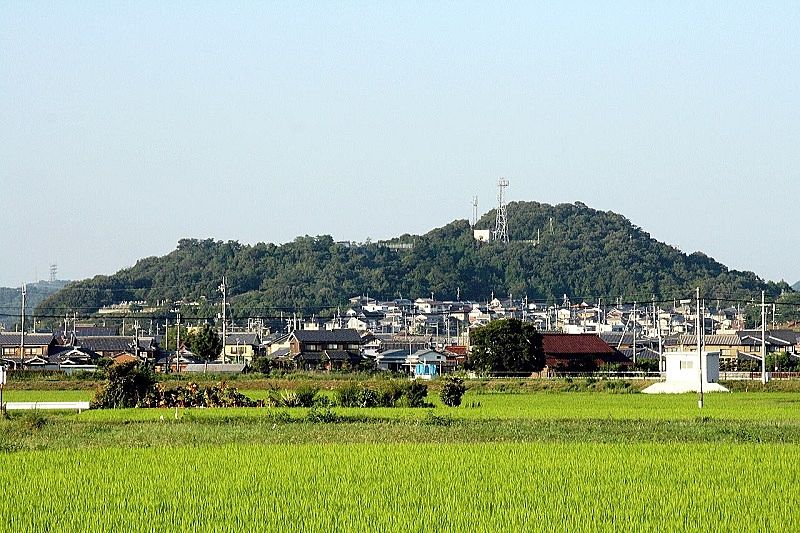 西条の城山（さいじょうのじょやま）私の住む街「加古川」の紹介です　大きな古墳のように見える西条の城山