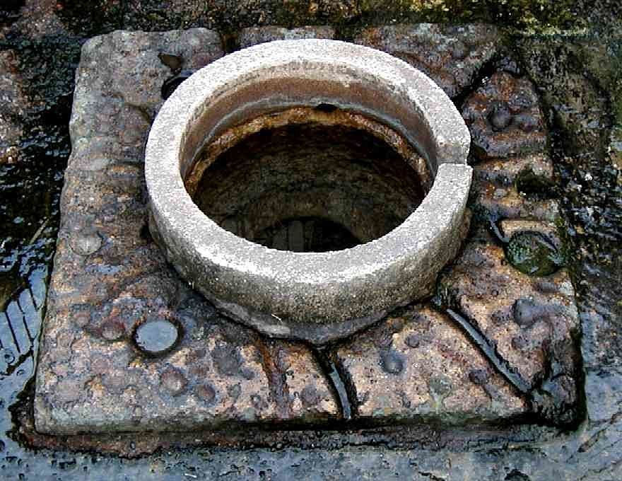 中西廃寺の南側にある石井の清水（いわいのしみず）、弘法の井戸