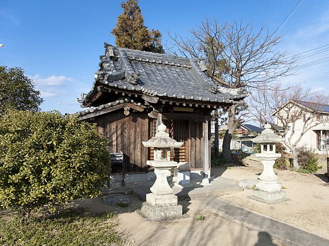 江戸時代に建てられ、ひっそり佇む中西廃寺の薬師堂