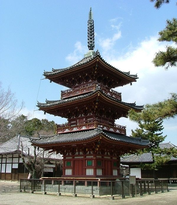 青くライトアップされる予定の鶴林寺三重塔です