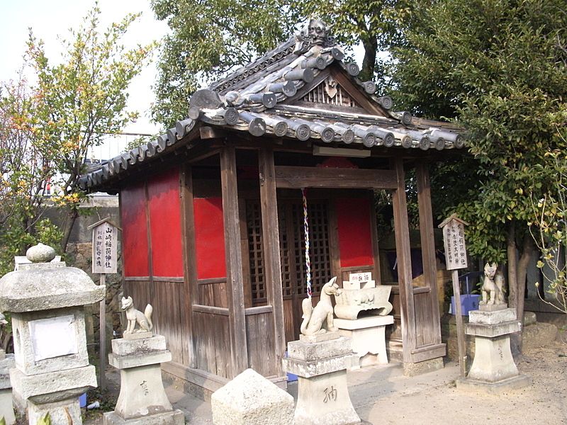 春日神社の境内にある「丸亀稲荷神社」は社の壁が赤く塗られていることから「赤壁神社」と呼ばれています