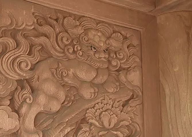 獅子の彫刻が施された横蔵寺山門の門扉