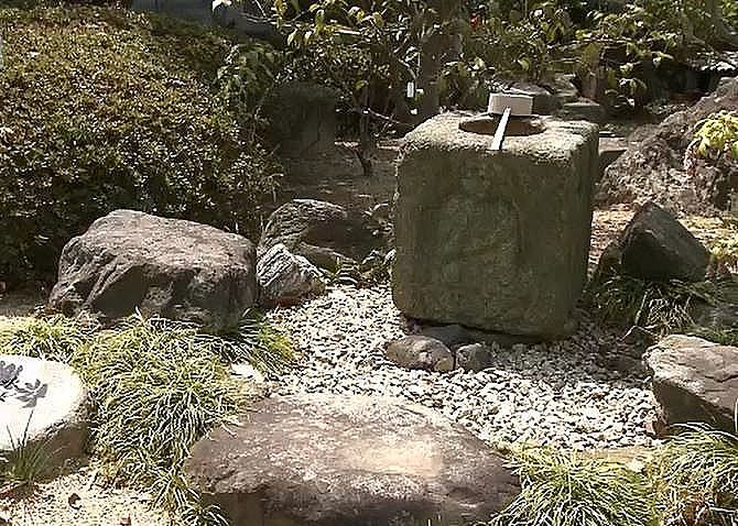回遊式の日本庭園にある、琴の音色に聞こえる『水琴窟』