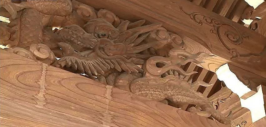 竜の彫刻が施された横蔵寺山門の門扉