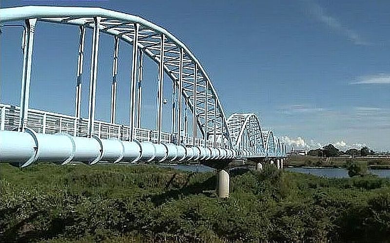 水管橋（すいかんきょう）私の住む街「加古川」の紹介です　加古川に架かる橋の中で、一番美しい橋、水管橋（すいかんきょう）