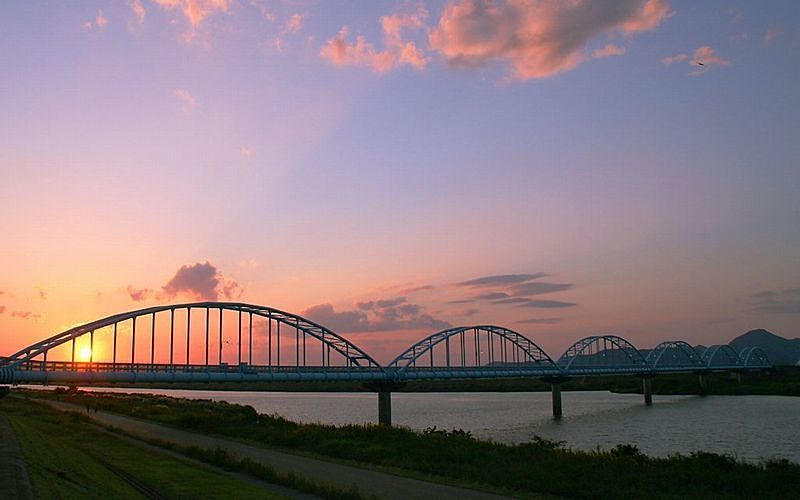 夕暮れに加古川に映し出された美しい姿の水管橋