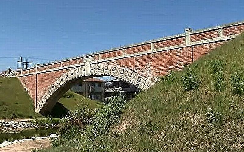 平木橋（ひらきばし）私の住む街「加古川」の紹介です　加古川市野口町水足にある、レトロなアーチ形の橋です